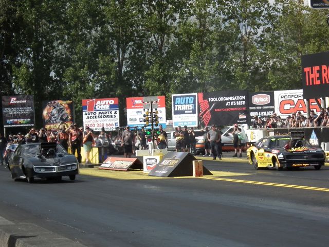 Gavin Green recorded PB's of 6.223 and 237.4 to beat Mark Bardsley's 6.258 at 220.4 in a grudge race. It was the quickest side by side Top Doorslammer race in New Zealand Gavin Green recorded PB's of 6.223 and 237.4 to beat Mark Bardsley's 6.258 at 220.4 in a grudge race. It was the quickest side by side Top Doorslammer race in New Zealand